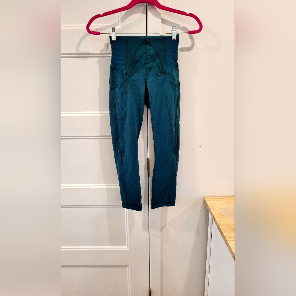 Lululemon 3/4 leggings size 4